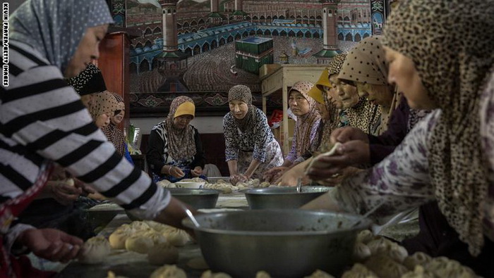 زن های مسلمان چینی در حال آماده کردن افطار در یک مسجد ویژه زنان در شما غرب چین
