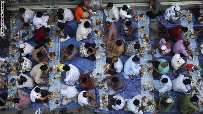 مسلمانان آسیایی بر سر سفره افطار در دبی