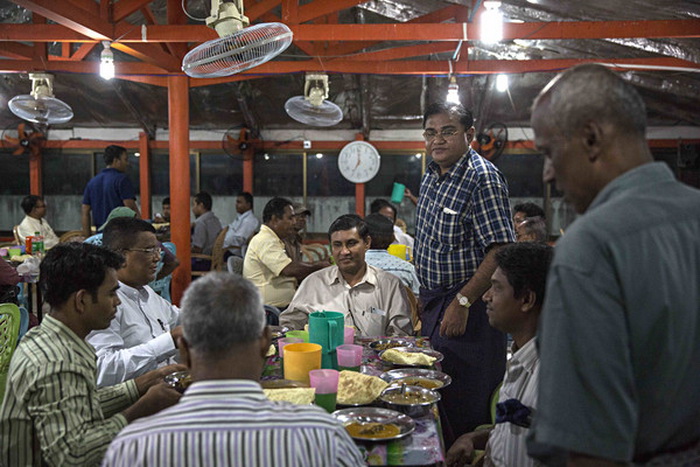 مسلمانان بر سر سفره افطار در مسجدی در شهر یانگون میانمار