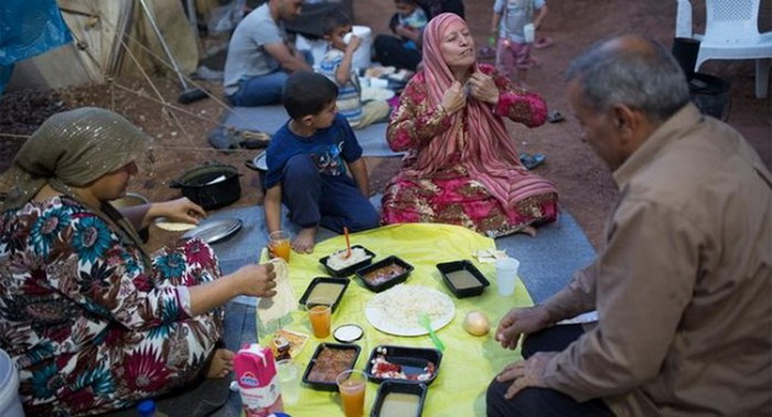 پناه جویان سوری در اردوگاهی در یونان در حال افطار