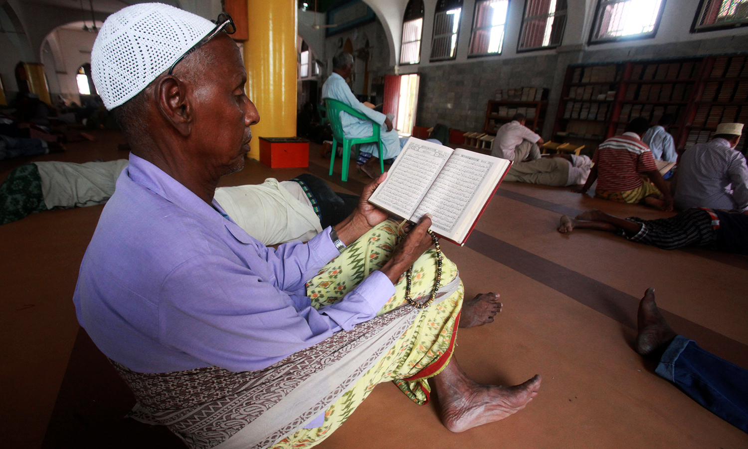یک مرد سومالیایی درحال قرائت قرآن در دومین جمعه از ماه مبارک رمضان داخل مسجد مارواس در موگادیشو