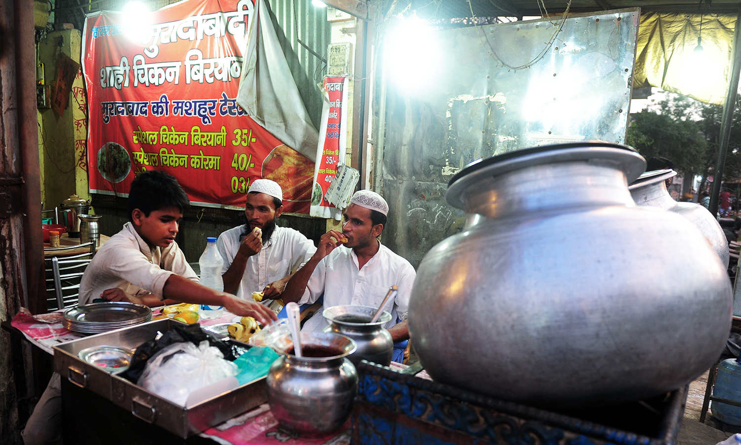 مغازه‌داران مسلمان هندی روزه خود را جلوی مغازه‌شان در الله آباد 