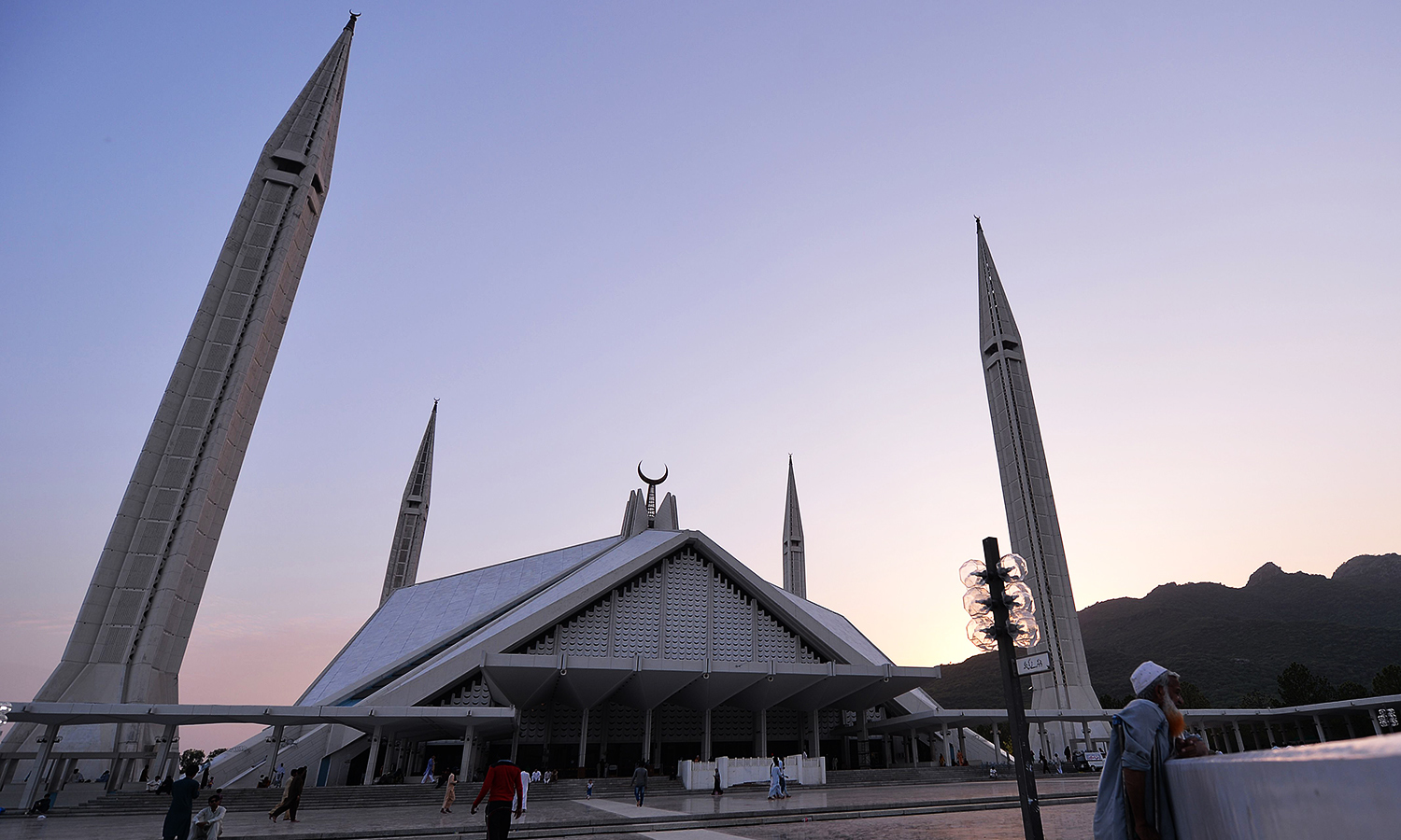 مسلمانان پاکستانی در انتظار برای افطاری در مسجد فیصل اسلام آباد