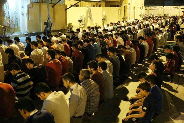 اقامه نماز صدها روزه‌دار بحرینی در کنار منزل شیخ عیسی قاسم