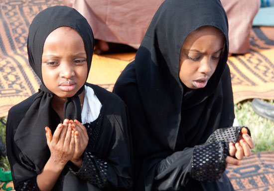 دختران کنیایی در حال اقامه نماز عید
