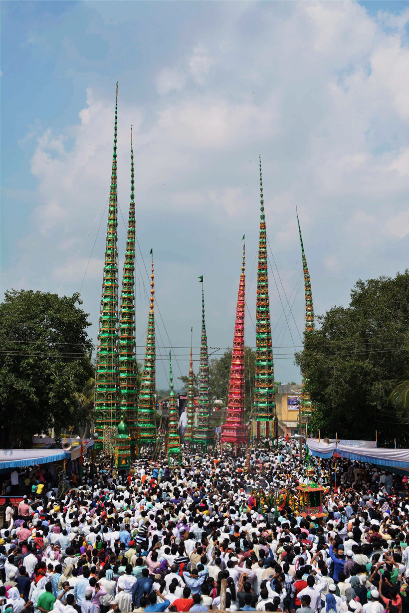 تجمع پیروان مسلمان- هندو در مراسم «تابوت» در روز عاشورا در روستای کادگان در سانگلی ماهاراشترا. 