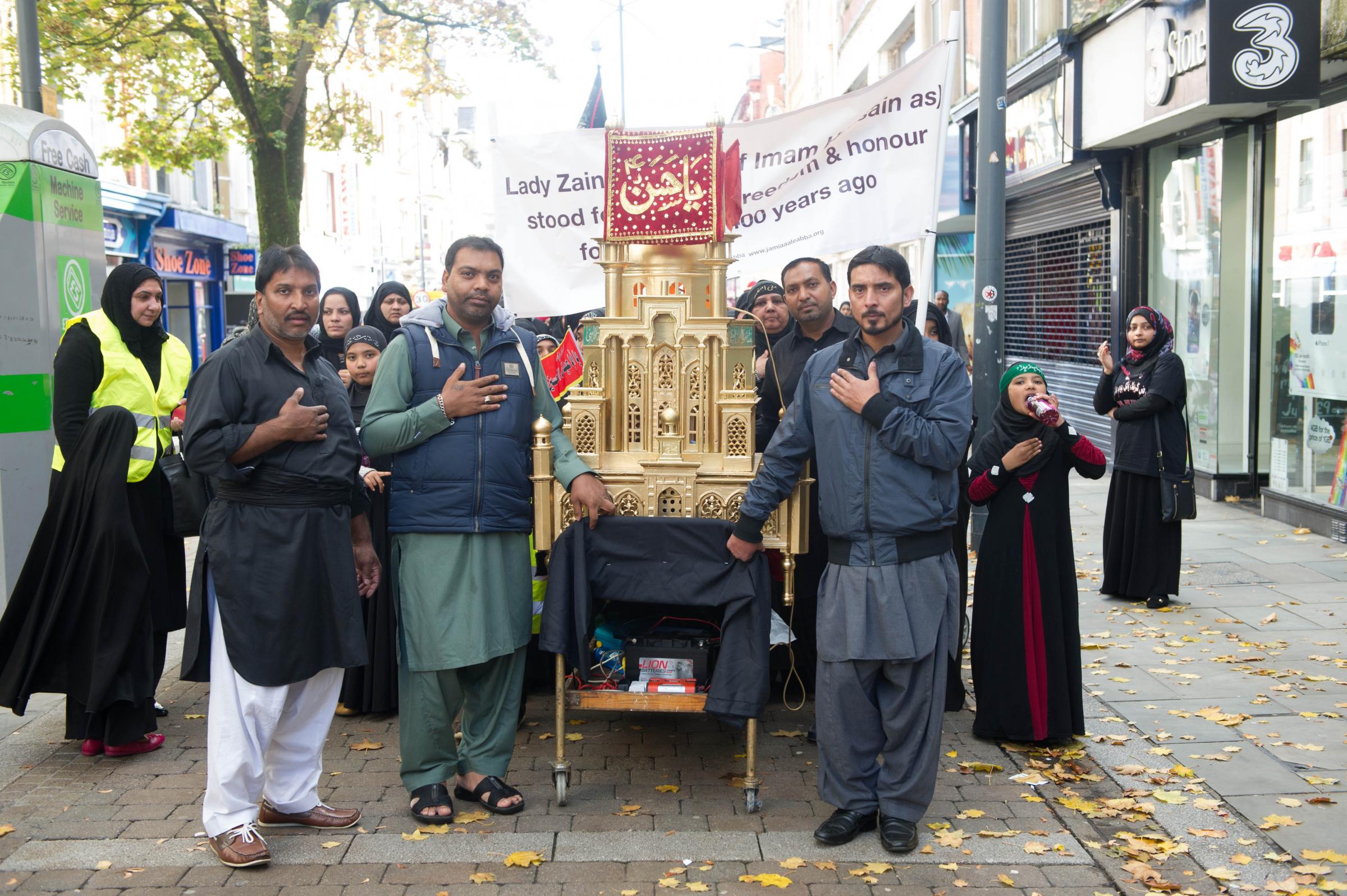 راهپیمایی عزاداری صدها تن از شیعیان در ولز بریتانیا