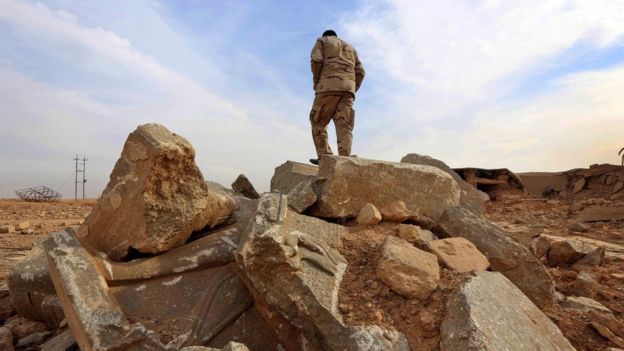 ک سرباز عراقی بر خرابه های منطقه باستانی نمرود