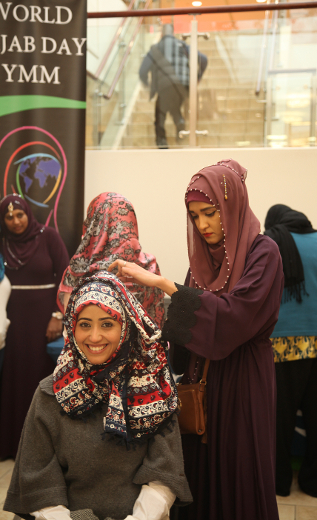 تصاویر برگزاری روز جهانی حجاب در فرودگاهی در کانادا
