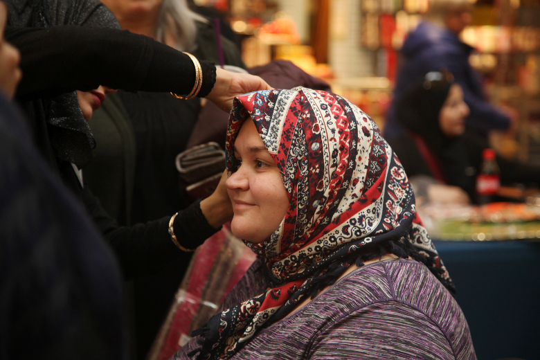 تصاویر برگزاری روز جهانی حجاب در فرودگاهی در کانادا