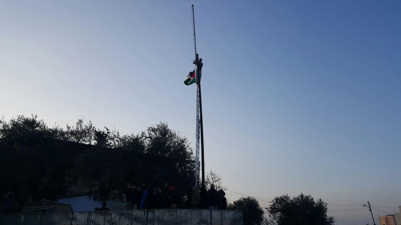 برافراشته شدن پرچم فلسطین روبروی شهرک صهیونیستی 