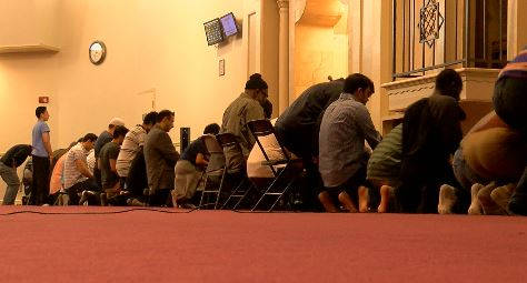غیرمسلمانان آمریکایی برای بازدید از یک مسجد صف کشیدند