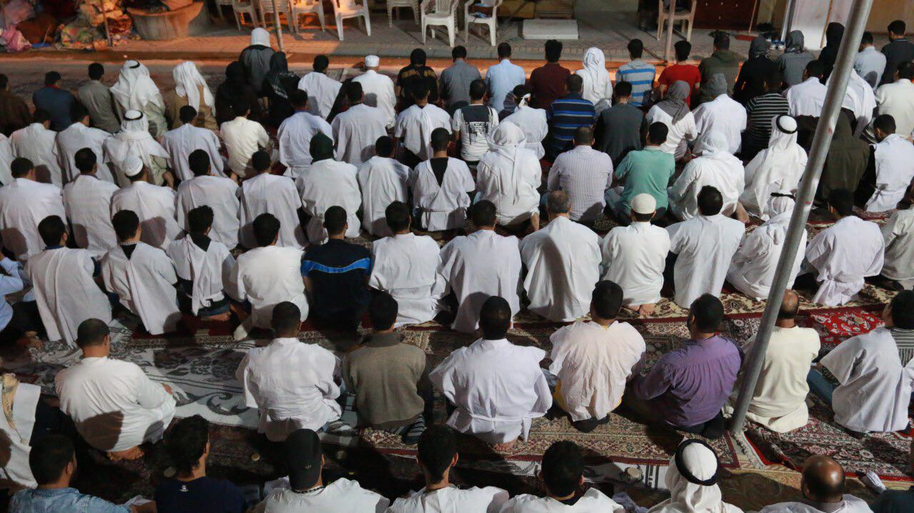 نماز جماعت کفن‌پوشان بحرینی مقابل منزل آیت‌الله عیسی قاسم