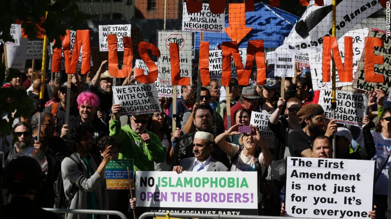 مخالفان تظاهرات ضد اسلامی در آمریکا به خیابان ها ریختند
