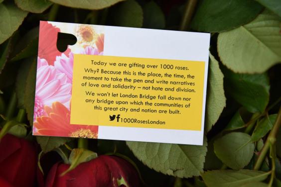 تقدیم هزاران شاخه گل به رهگذران توسط مسلمانان انگلستان 