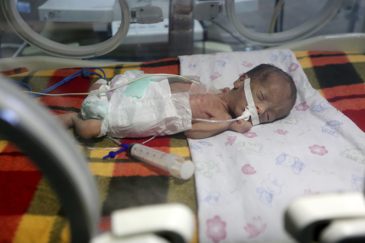 نوزاد تازه متولد شده در داخل انکوباتور در بخش مراقبت‌های ویژه نوزادان در بیمارستان الشیفه در شهر غزه
