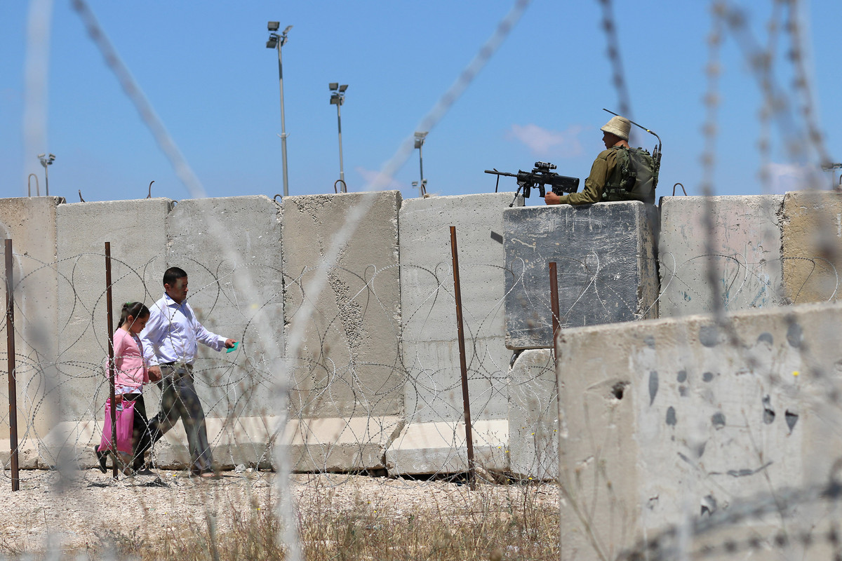 فلسطینیان اجازه عبور از ایست بازرسی نظامی قلندیا به سمت بیت المقدس را پیدا نکردند