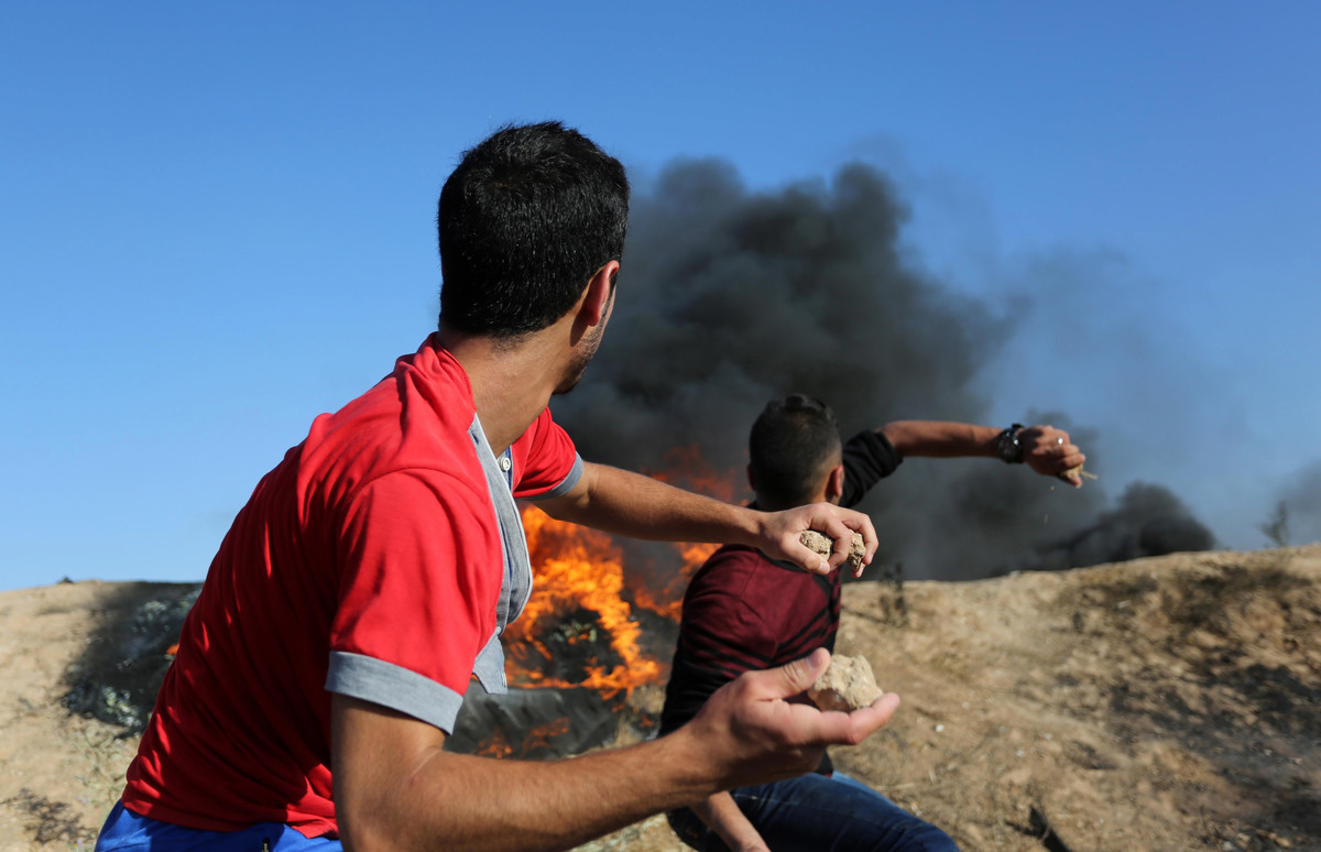 تظاهرکنندگان فلسطینی در یک راهپیمایی در نوار غزه در شرق اردوگاه پناهندگان جابالیا به سوی سربازان اسرائیلی سنگ پرتاب می‌کنند