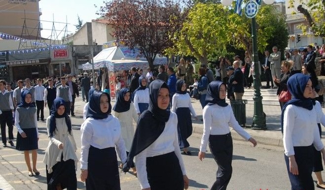 حضور دانش آموزان مسلمان یونانی با حجاب اسلامی در رژه سالانه  