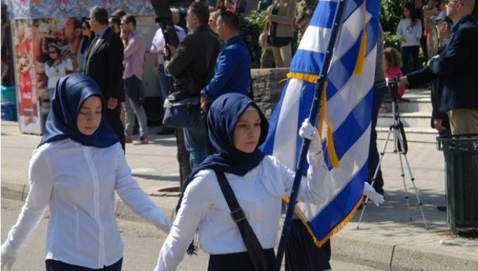 حضور دانش آموزان مسلمان یونانی با حجاب اسلامی در رژه سالانه  