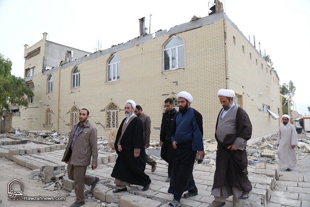 حضور آیت الله اعرافی در مناطق زلزله زده