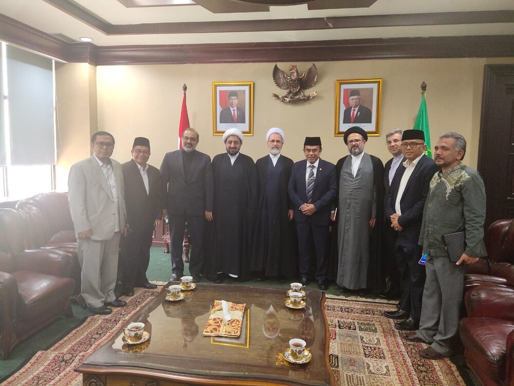 دیدار آیت الله اعرافی با وزیر دین اندونزی پس از انتصاب به وزارت به عنوان اولین ملاقات رسمی 