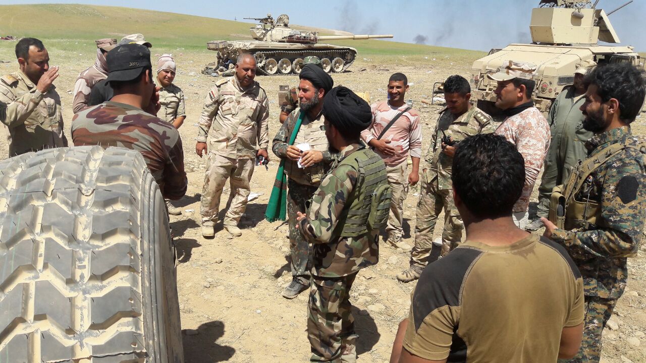 حضور روحانیون عراقی در میان آتش خمپاره و تک تیراندازهای داعش