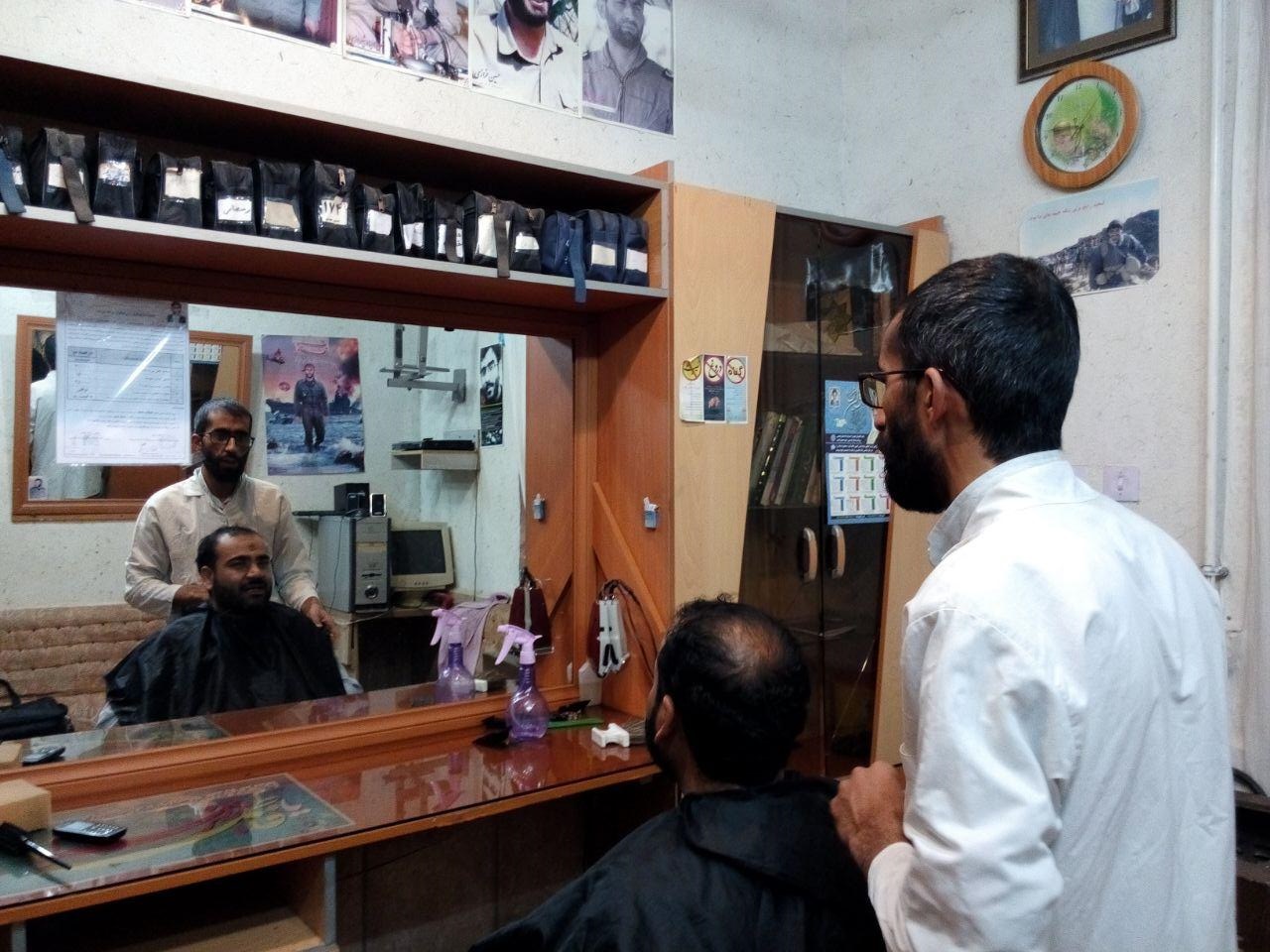پاتوق فرهنگی محل در یک آرایشگاه مردانه