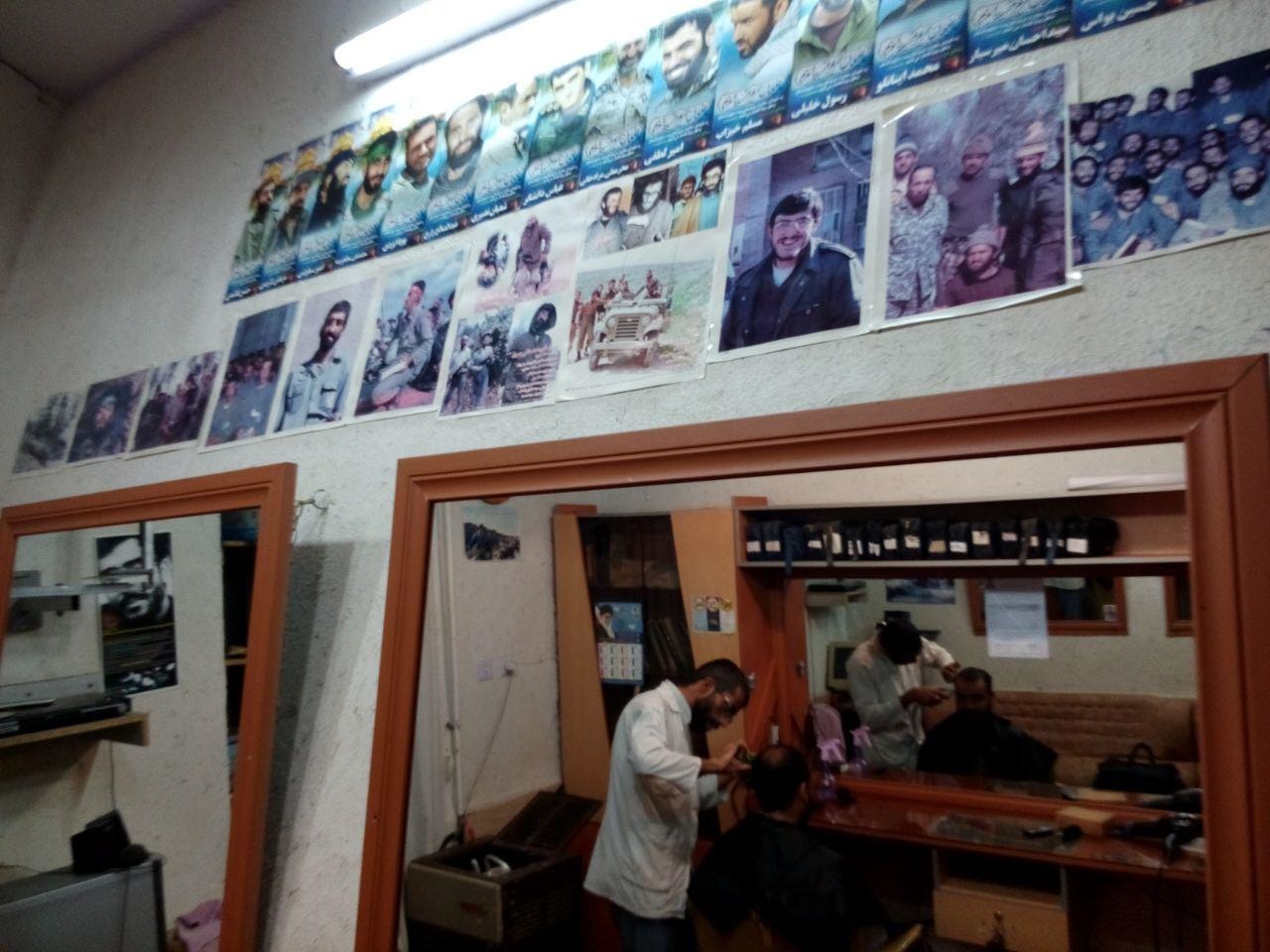 پاتوق فرهنگی محل در یک آرایشگاه مردانه
