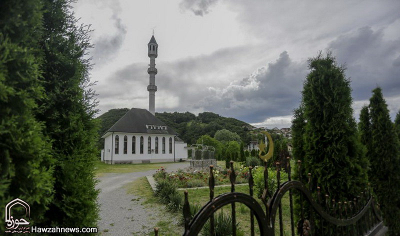 مسجد شهیر واقع در کرانه  رودخانه اونا در شمال غربی بوسنی 