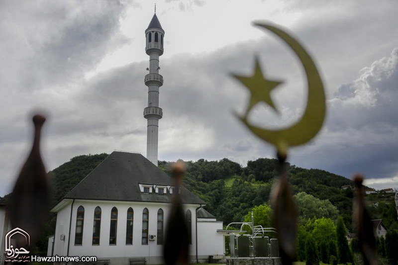 مسجد شهیر واقع در کرانه  رودخانه اونا در شمال غربی بوسنی 