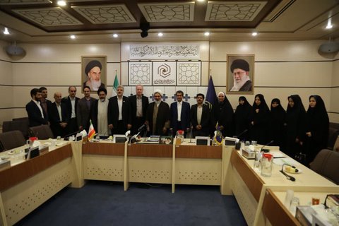 visite du représentant de l'Organisation Mondiale de la Santé avec des savants iraniens