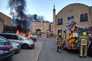 یک اتومبیل در روبروی مسجد یورکشایر انگلستان به آتش کشیده شد