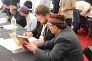 نمایش قرآنی که توسط 6 هزار نفر در جهان نوشته شد