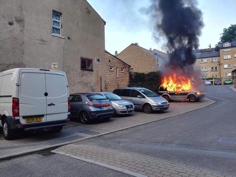 یک اتومبیل در روبروی مسجد یورکشایر به آتش کشیده شد