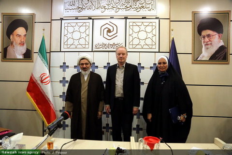 ممثل منظمة الصحة العالمية يلتقي بعلماء الدين في إيران