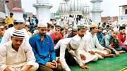 مسلمانان هندی در پشت بام های مساجد نماز جماعت اقامه کردند