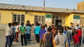 امام جمعه نقده به میان دانش آموزان رفت+ عکس