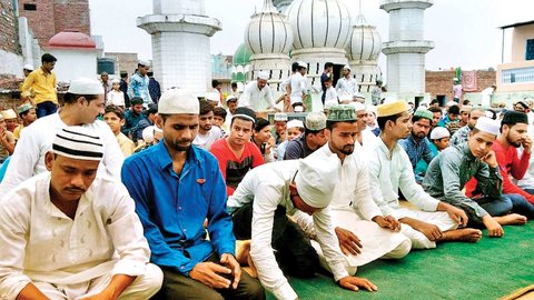 مسلمانان هندی در پشت بام های مساجد نماز جمعه اقامه کردند