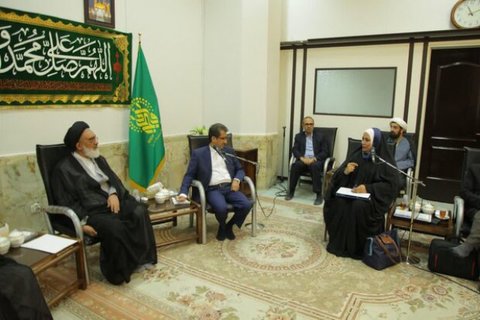 visite du représentant de l'Organisation Mondiale de la Santé avec des savants iraniens