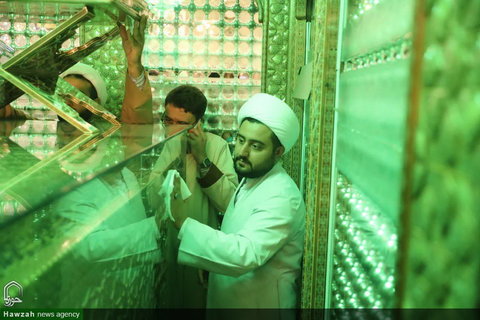 بالصور/ إزالة الغبار عن ضريح السيد أحمد (شاهجراغ) بن الإمام الكاظم (ع) بشيراز