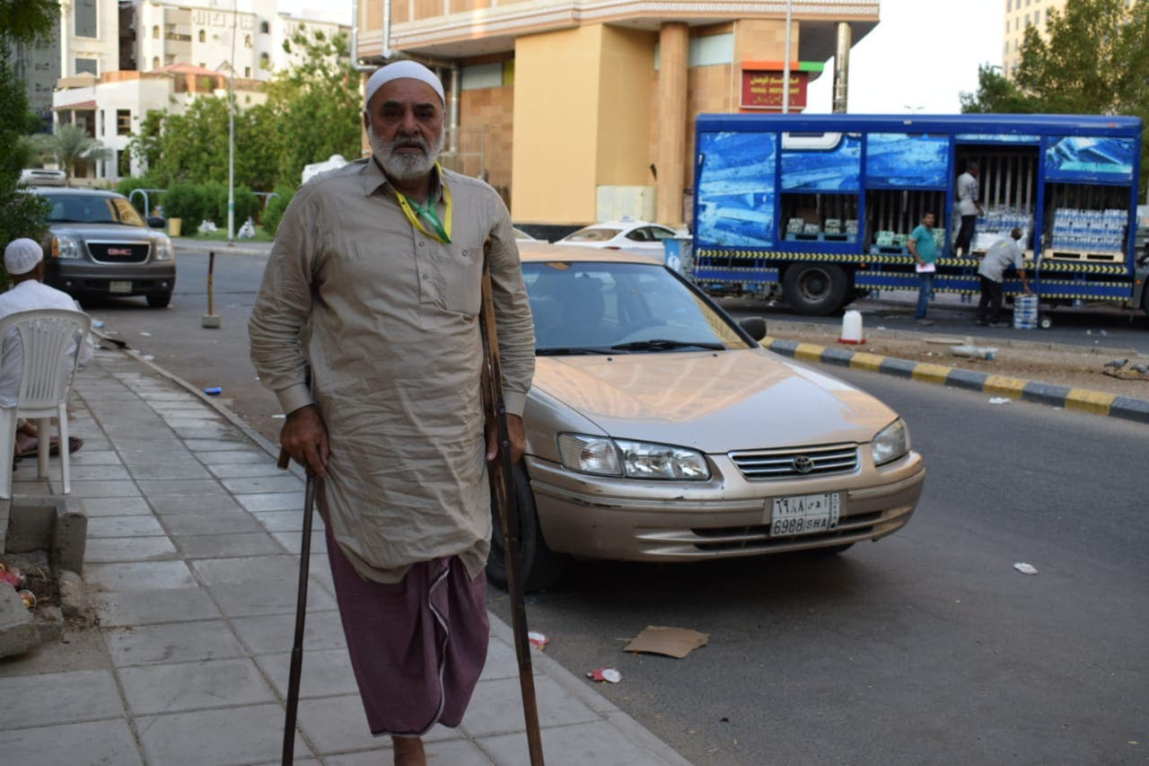 زائر سالمند پاکستانی با یک پا به زیارت حج رفت