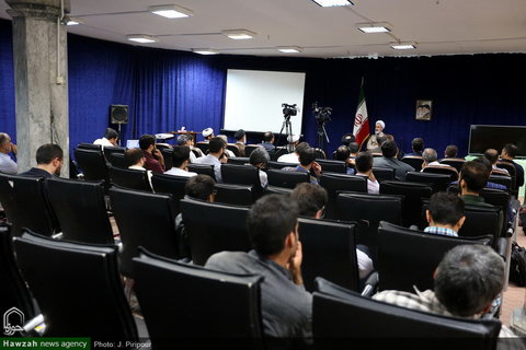 تصویری رپورٹ|حوزہ نیوز کی جانب سے آیت اللہ اعرافی کی موجودگی میں "یوم نامہ نگار" تقریب اور ویب سائٹ کے نئے ورژن کا افتتاح
