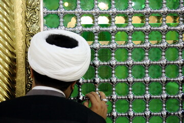 تصاویر/ مراسم غبارروبی ضریح حضرت معصومه(س) با حضور مدیران هیت های محوری و برگزیده کشوری