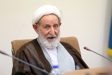 تاکید آیت الله یزدی بر مطالعه کتاب انسان ۲۵۰ ساله رهبر انقلاب