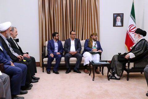 لقاء السيد محمّد عبد السلام الناطق باسم حركة أنصار الله في اليمن والوفد المرافق بالإمام الخامنئي
