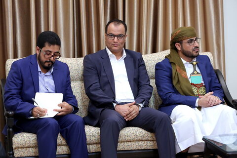 تصاویر/ دیدار سخنگوی جنبش انصارالله یمن و هیئت همراه با رهبر معظم انقلاب