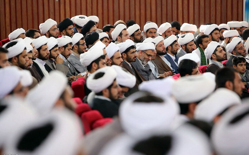 تمرکزگرایی از حوزه قم کاسته شود