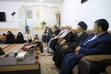 امام جمعه بیرجند به دیدار یک خانواده شهید رفت
