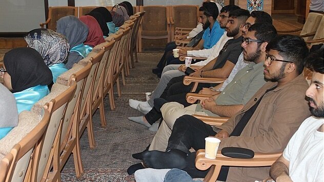بالصور/ جمع من شباب الشيعة في بريطانيا يتفقدون دار القرآن للعلامة الطباطبائي (ره) بقم المقدسة